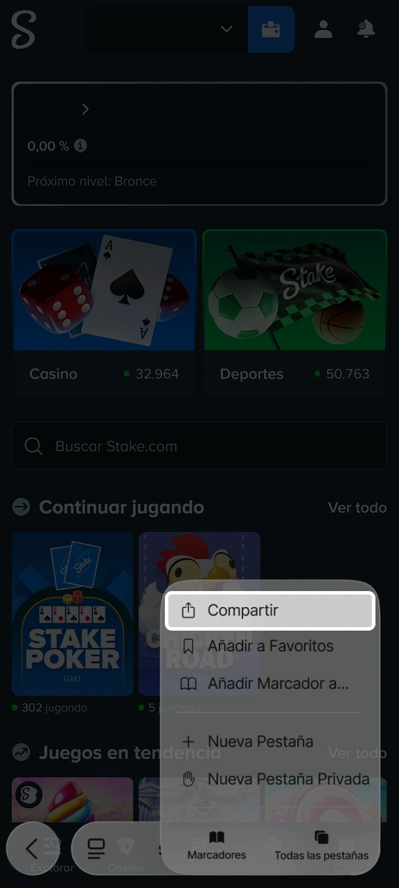Selecciona Compartir en el menú inferior de tu navegador Safari para añadir el acceso directo a Stake.